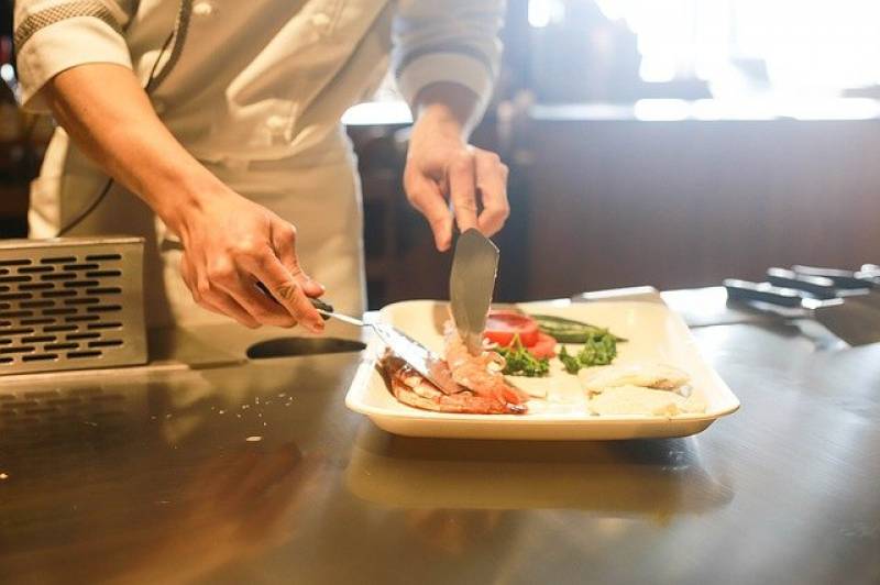 La table inox : un équipement de cuisine et un support culinaire